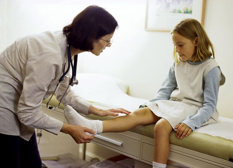 Fille avec arthrose de l'articulation du genou lors d'une réception d'un spécialiste