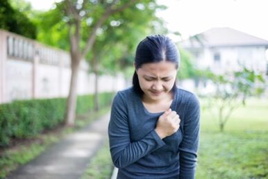 Les symptômes de l'ostéochondrose thoracique peuvent être similaires à ceux d'une crise cardiaque