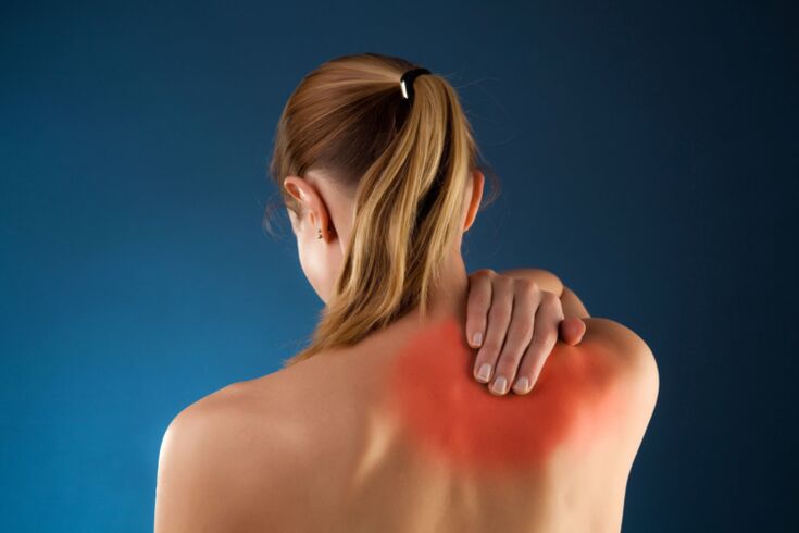Maux de dos avec ostéochondrose thoracique, irradiant vers l'épaule